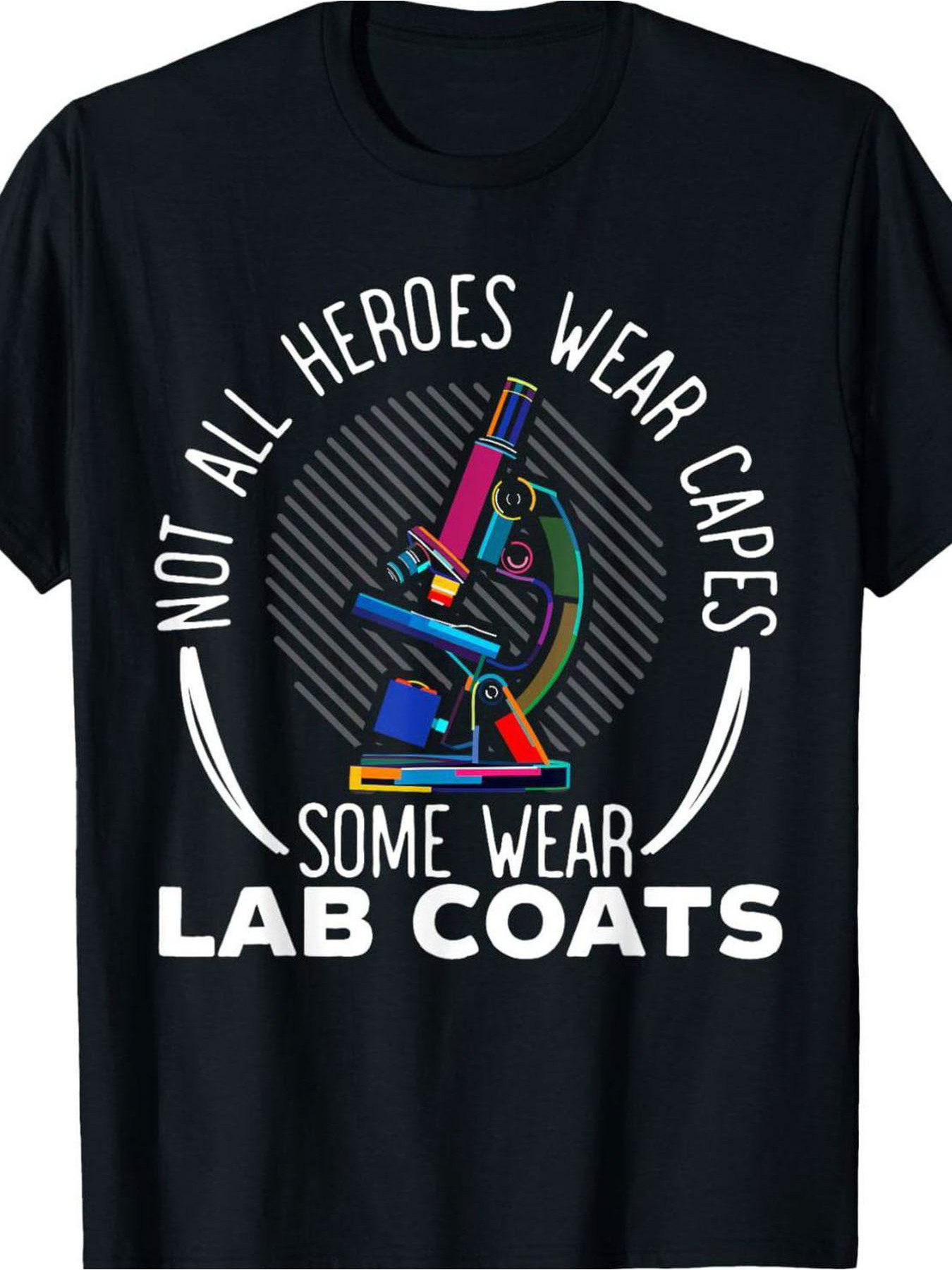 Medical Lab Technician - メンズ ブラック クルーネック半袖 T シャツ。マイクロスコープを用いた医療検査技術者のを讃えるグラフィック プリントが特徴です。